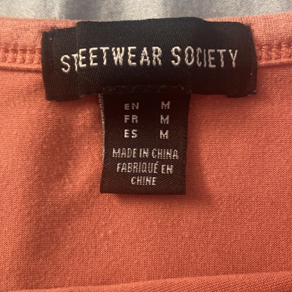 Slightly cropped shirt - Picture 2 of 2